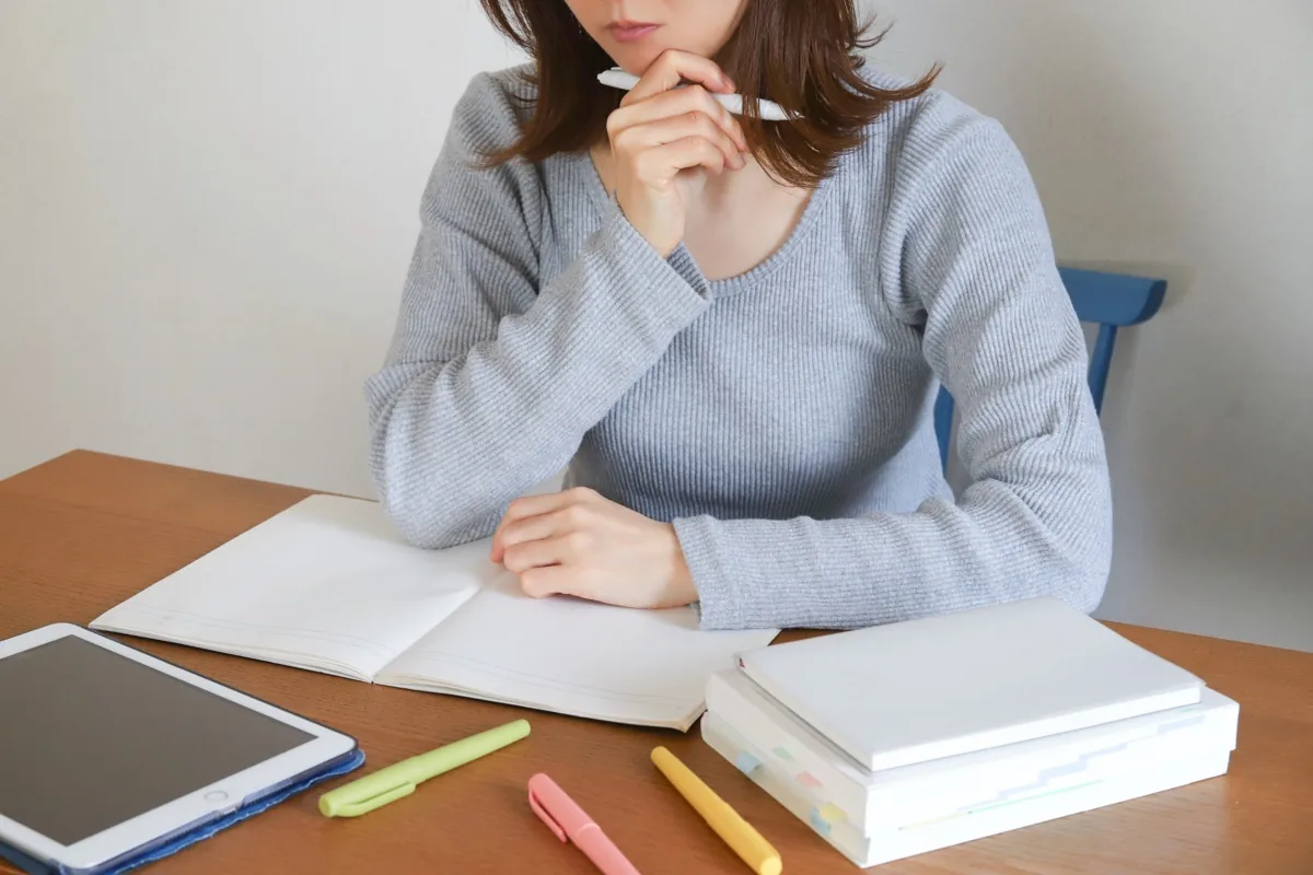 第二種電気工事士の資格試験に向けて参考書で勉強する様子