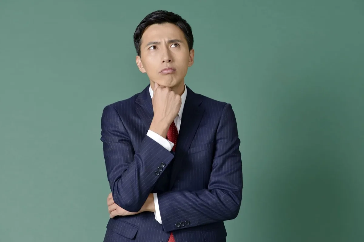 求人サイトの反応を見ながら採用について悩む経営者