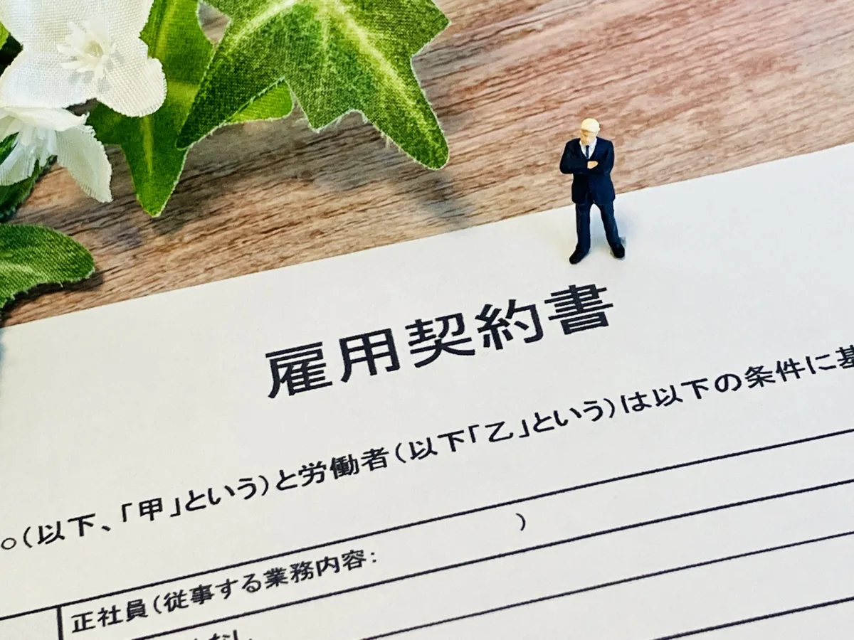 雇用契約書で労働条件を確認する様子