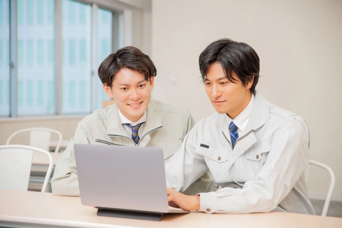 資料を見ながら採用について打ち合わせをする様子