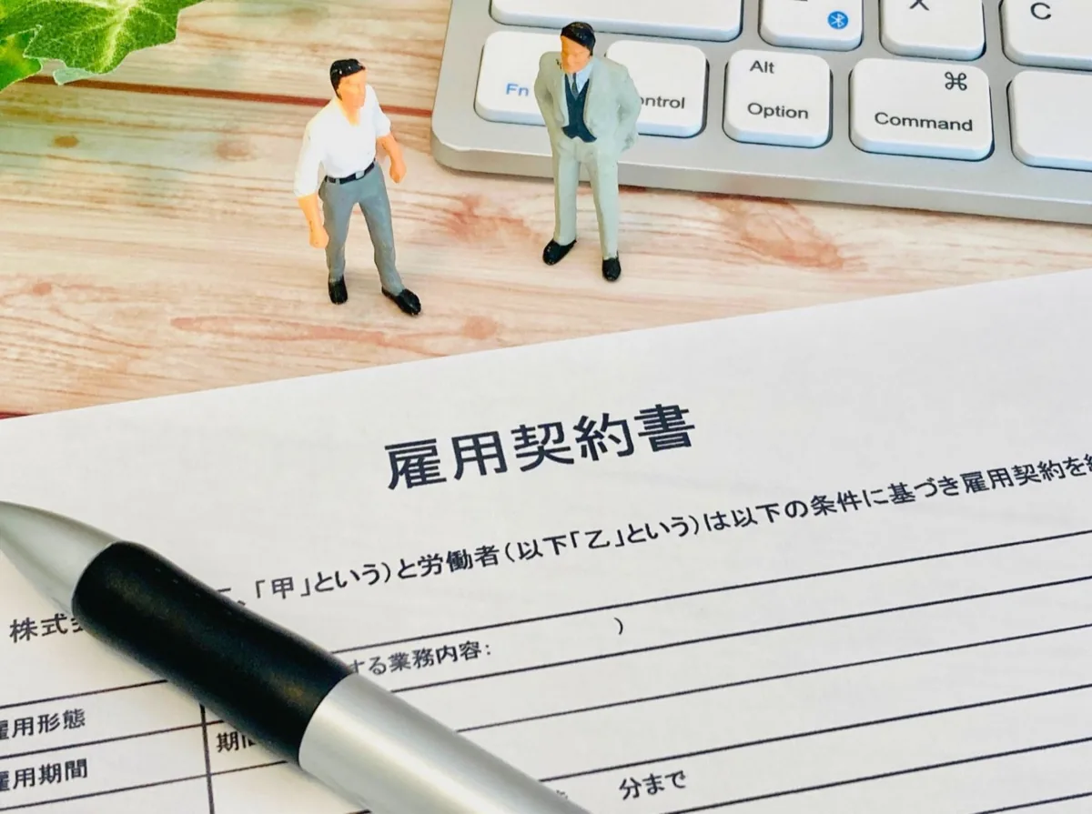 労働条件が記載された雇用契約書を確認する様子