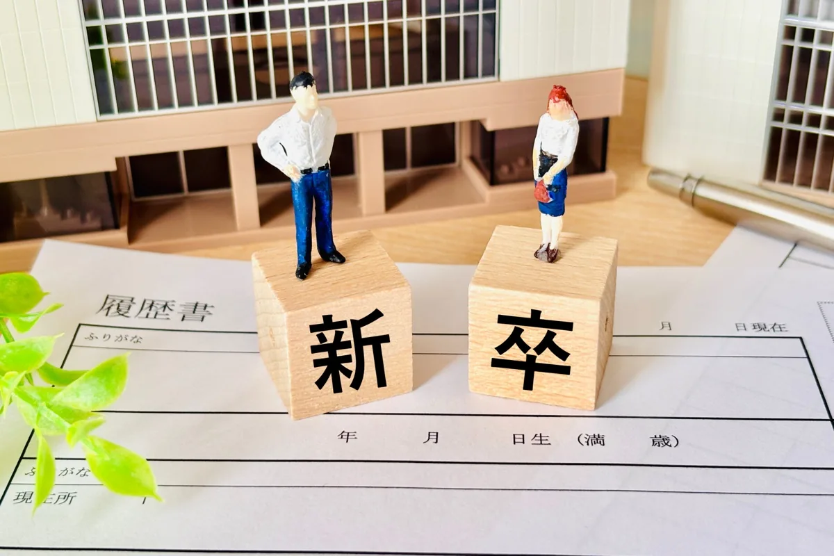 複数の求人票を並べて休日条件を比較するイメージ