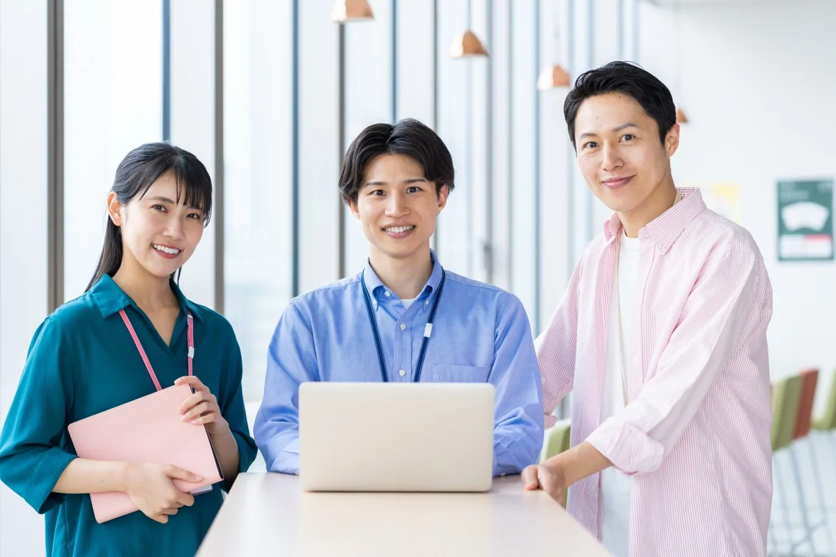 資料を見ながら採用の相談をする様子
