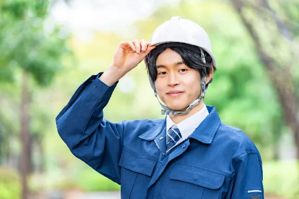 ヘルメットをかぶった若手の電気工事士