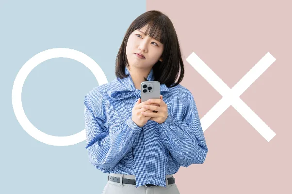 スマートフォンで求人情報を確認する女性と丸バツの記号