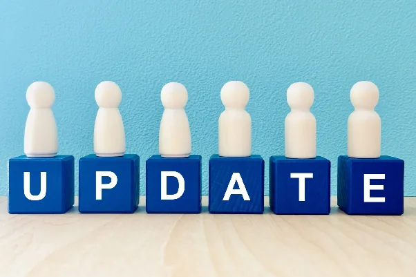 「UPDATE」の文字ブロックと並んだ人型のピース