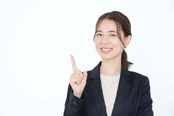求人の見直しポイントを指し示すスーツ姿の女性
