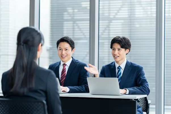 面接で応募者と向き合う採用担当者